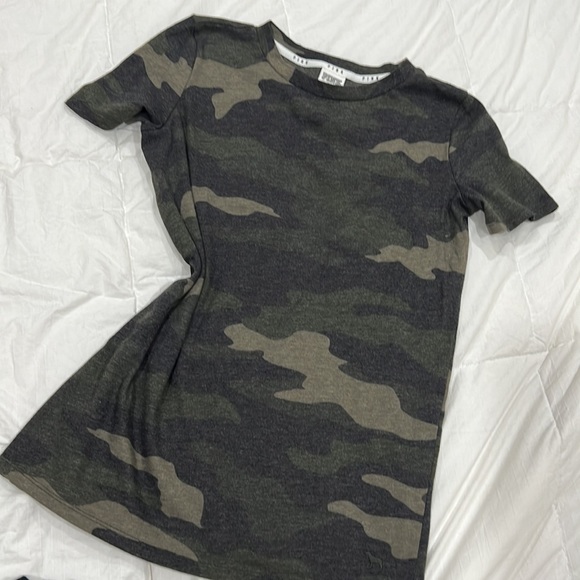 💚PINK VS Camouflage TOP only - Picture 2 of 13